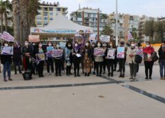 Kadınlar, İstanbul Sözleşmesi için nöbette Mersin Kadın Platformu, İstanbul Sözleşmesi’nden vazgeçmediklerini söyleyerek bundan sonra her Çarşamba günü Özgecan Aslan Meydanında nöbet eylem gerçekleştirdiklerini duyurdu. Özgecan Aslan Meydanında nöbet çadırı kurarak İstanbul Sözleşmesi ile ilgili bilgilendirme yapan kadınlar, sözleşmenin feshedilmesi ile ilgili kararı tanımadıklarını söyleyerek “Ne kararın kendisinin, ne de kararı alma şeklinin eşit yurttaşlık anlamında kabul edilebilir bir tarafı olmadığı için nöbetteyiz” dedi. “Madem sözleşme tehditti neden imzaladınız?” Mersin Kadın Platformu adına konuşan Fatoş Sarıkaya,”10 yılda İstanbul sözleşmesi ve maddeleri değişmediğine göre ne değişti?” diyerek karara tepki gösterdi. Kadınların, LGBTİ+ların ve çocukların yaşam güvencesi olan sözleşmeden vazgeçmeyeceklerini bildirmek için nöbette olduklarını söyleyen Sarıkaya, “Günde en az 3 kadının öldürüldüğü, sistematik bir cinskırımından söz ettiğimiz bu dönemde, bu vahim durumu gidermek adına sözleşmenin daha iyi nasıl uygulanabileceğine dair politikalar üretmeniz gerekirken İstanbul Sözleşmesi’nden çıkma kararını yayınlıyorsunuz. Bizler yaşamımızı tehdit eden bu kararı tanımıyoruz” diye konuştu. “LGBTİ+lar kriminalize ediliyor” Fatoş Sarıkaya; örf, adet, gelenek ve aile yapısı bahane edilerek LGBTİ+ların hedef gösterildiğini belirterek şunları dile getirdi: Bu ülkede yaşayan kadınlar ve LGBTİ+ ların en temel hakkı olan yaşam hakkını, devlete ve güvenlik güçlerine rağmen erkekler hangi cüretle elinden alabiliyor? Faillerin hesap vermesi gerekmez mi? İşi güvenliği sağlamak olan ilgili kurumların işlerini neden doğru yapmadıklarının hesabını vermesi gerekmez mi? Adaleti ve toplumsal huzuru sağlaması gereken iktidarın hesap vermesi gerekmez mi? Tam da bu sebeple kadınların ve LGBTİ+ların ortak mücadelesini baltalamak maksatlı yine örf, adet, gelenek ve aile yapısı bahane edilerek LGBTİ+lar kriminalize edilip, hedef gösteriliyor. Kimsenin cinsiyet kimliği, cinsel yönelimi onun hedef gösterilmesine, ayrımcılığa uğramasına neden olamaz. Eşit yurttaşlığın en temel hakkını sarsıyorsunuz. Hem aile değerleri deyip, hem özel hayatlarımıza karışamazsınız.