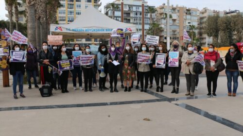 Kadınlar, İstanbul Sözleşmesi için nöbette Mersin Kadın Platformu, İstanbul Sözleşmesi’nden vazgeçmediklerini söyleyerek bundan sonra her Çarşamba günü Özgecan Aslan Meydanında nöbet eylem gerçekleştirdiklerini duyurdu. Özgecan Aslan Meydanında nöbet çadırı kurarak İstanbul Sözleşmesi ile ilgili bilgilendirme yapan kadınlar, sözleşmenin feshedilmesi ile ilgili kararı tanımadıklarını söyleyerek “Ne kararın kendisinin, ne de kararı alma şeklinin eşit yurttaşlık anlamında kabul edilebilir bir tarafı olmadığı için nöbetteyiz” dedi. “Madem sözleşme tehditti neden imzaladınız?” Mersin Kadın Platformu adına konuşan Fatoş Sarıkaya,”10 yılda İstanbul sözleşmesi ve maddeleri değişmediğine göre ne değişti?” diyerek karara tepki gösterdi. Kadınların, LGBTİ+ların ve çocukların yaşam güvencesi olan sözleşmeden vazgeçmeyeceklerini bildirmek için nöbette olduklarını söyleyen Sarıkaya, “Günde en az 3 kadının öldürüldüğü, sistematik bir cinskırımından söz ettiğimiz bu dönemde, bu vahim durumu gidermek adına sözleşmenin daha iyi nasıl uygulanabileceğine dair politikalar üretmeniz gerekirken İstanbul Sözleşmesi’nden çıkma kararını yayınlıyorsunuz. Bizler yaşamımızı tehdit eden bu kararı tanımıyoruz” diye konuştu. “LGBTİ+lar kriminalize ediliyor” Fatoş Sarıkaya; örf, adet, gelenek ve aile yapısı bahane edilerek LGBTİ+ların hedef gösterildiğini belirterek şunları dile getirdi: Bu ülkede yaşayan kadınlar ve LGBTİ+ ların en temel hakkı olan yaşam hakkını, devlete ve güvenlik güçlerine rağmen erkekler hangi cüretle elinden alabiliyor? Faillerin hesap vermesi gerekmez mi? İşi güvenliği sağlamak olan ilgili kurumların işlerini neden doğru yapmadıklarının hesabını vermesi gerekmez mi? Adaleti ve toplumsal huzuru sağlaması gereken iktidarın hesap vermesi gerekmez mi? Tam da bu sebeple kadınların ve LGBTİ+ların ortak mücadelesini baltalamak maksatlı yine örf, adet, gelenek ve aile yapısı bahane edilerek LGBTİ+lar kriminalize edilip, hedef gösteriliyor. Kimsenin cinsiyet kimliği, cinsel yönelimi onun hedef gösterilmesine, ayrımcılığa uğramasına neden olamaz. Eşit yurttaşlığın en temel hakkını sarsıyorsunuz. Hem aile değerleri deyip, hem özel hayatlarımıza karışamazsınız.