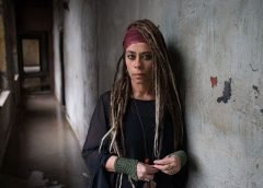 Yazar Mine Söğüt, şehir şehir gerçekleştirdiği ‘Ahlak Belanızı Versin’ atölyesi kapsamında Mersin’e geliyor. Toplum tarafından kabul edilmiş ve kutsanmış genel ahlak algısının konuşulup tartışılacağı atölye 23-24 Ekim tarihleri arasında Sokak Kitap ve Kahve Evi’nde gerçekleştirilecek. 20 kişilik kontenjanla sınırlandırılan etkinliğin katılım ücreti ise 250 tl. Atölye içeriği ile ilgili metin şu şekilde: Ahlak Belanızı Versin, toplum tarafından kabul edilmiş ve kutsanmış genel ahlak algısının otopsisidir. Farklı zamanlara ve alanlara ait medya haberlerinden ve yazılarından yola çıkarak yapacağımız bu otopside, toplum tarafından kabul edilmiş ve kutsanmış genel ahlak algısını masaya yatıracağız. Gündelik hayatımızda basın yoluyla karşımıza çıkan farklı metinleri çözümleyeceğiz ve kolektif ahlak algımıza dair her birlikte zorlu bir deşifrenin peşine düşeceğiz.